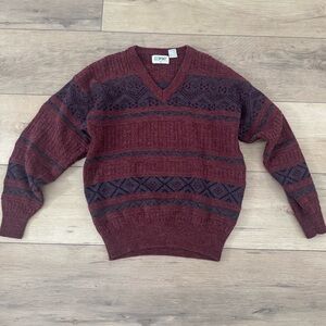 Vintage Men's V-Neck Sweater in Burgundy with Navy Pattern